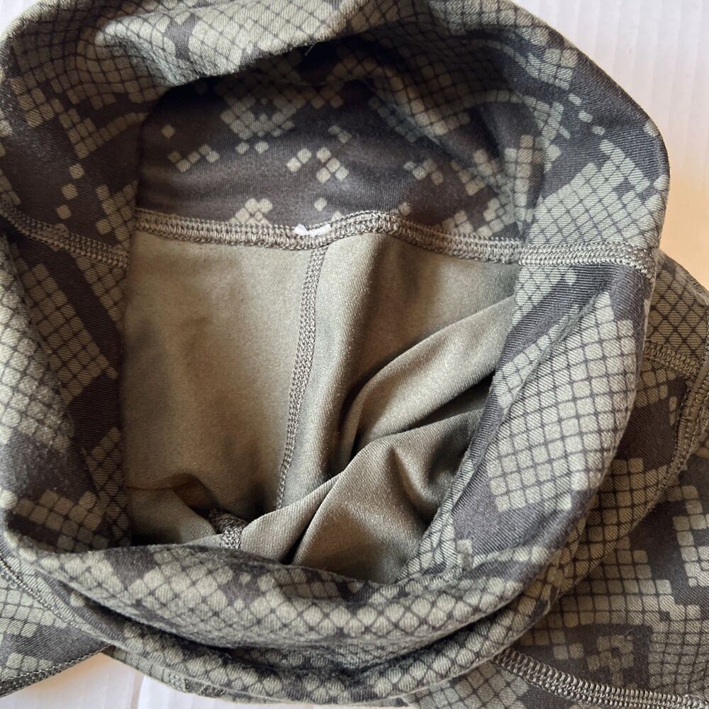 Lululemon Size 2 Army Green Black Snake Print Crop Leggings EXCELLENT - Picture 10 of 11